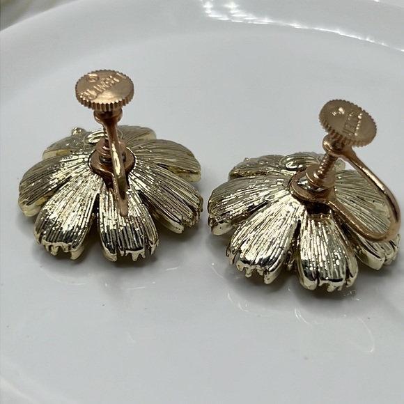 Vintage Gold Lisner Flower Screw On Earrings. - Picture 5 of 5